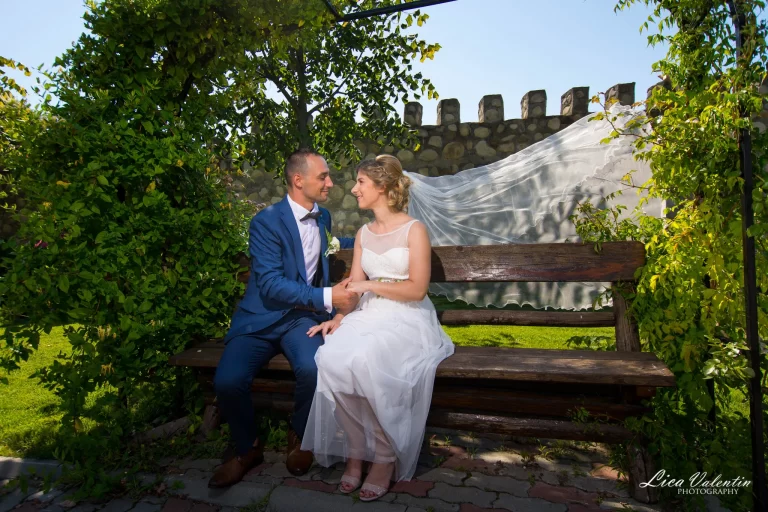 fotograf nunta pret - miri pe banca la sedinta nunta